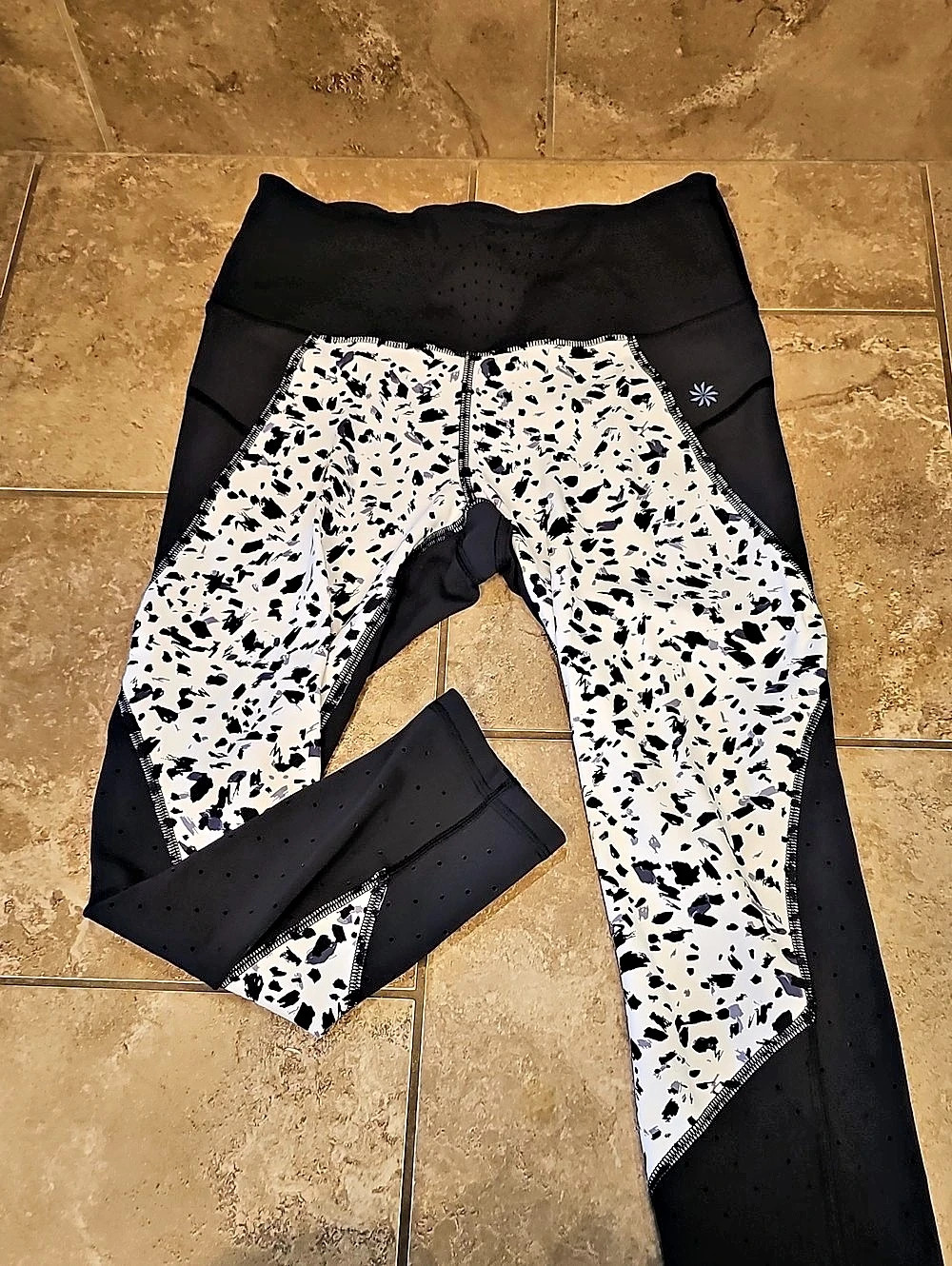 Athleta Printed Stealth TruCool Capri Leggings Black & White Small